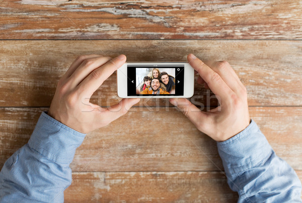 Mannelijke handen foto smartphone mensen Stockfoto © dolgachov