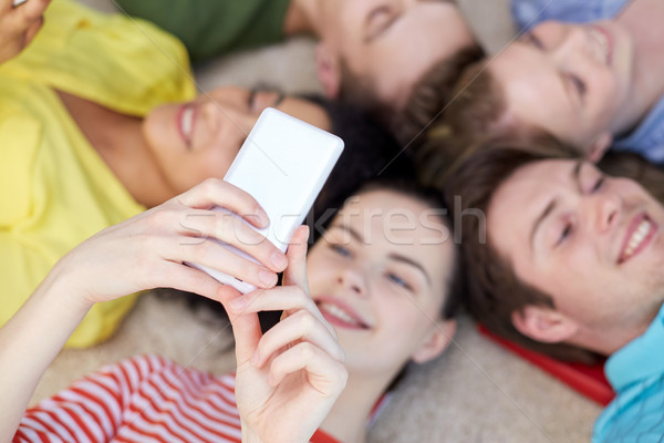 Foto stock: Estudantes · amigos · smartphones · educação · pessoas