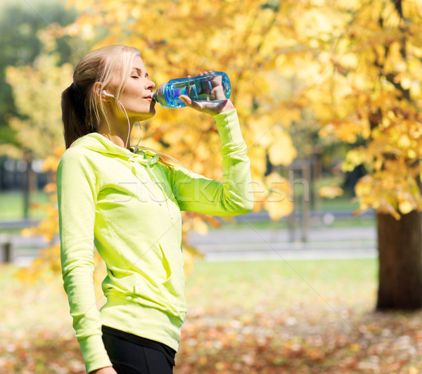 Frau Trinkwasser Sport Freien Fitness Lifestyle Stock foto © dolgachov