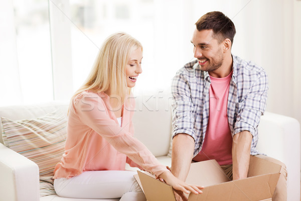 Glücklich Paar öffnen Paket Feld home Stock foto © dolgachov