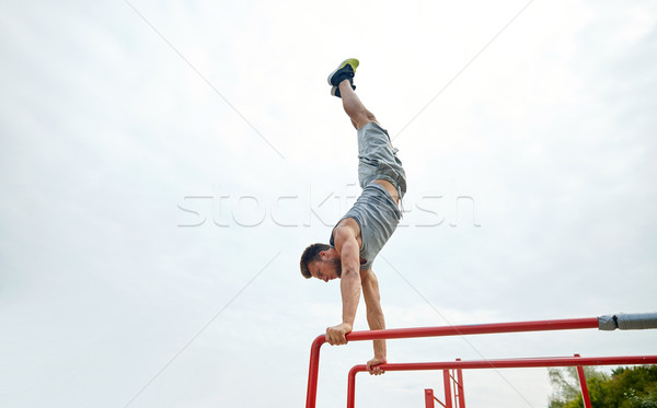 Tânăr paralel bare în aer liber fitness Imagine de stoc © dolgachov