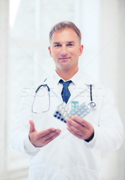 [[stock_photo]]: Jeunes · médecin · de · sexe · masculin · pilules · santé · médicaux · pharmacie