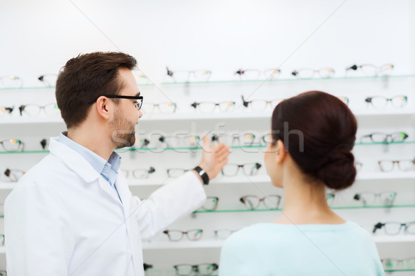 Сток-фото: женщину · оптик · очки · оптика · магазине