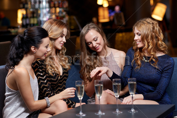 Femeie inel de logodna prietenii celebrare petrecere Imagine de stoc © dolgachov