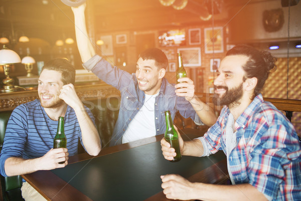 Gelukkig mannelijke vrienden drinken bier bar Stockfoto © dolgachov