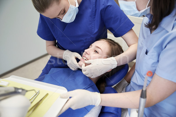 Foto d'archivio: Felice · femminile · dentista · paziente · ragazza · clinica