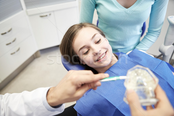 [[stock_photo]]: Heureux · dentiste · brosse · à · dents · patient · fille