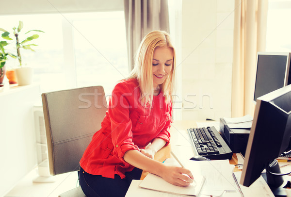 Zdjęcia stock: Twórczej · kobieta · piśmie · notebooka · biuro · działalności