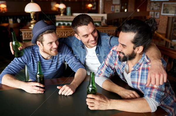 Mutlu erkek arkadaşlar içme bira bar Stok fotoğraf © dolgachov