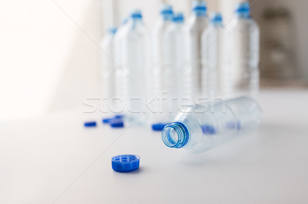 Pusty wody butelek tabeli recyklingu Zdjęcia stock © dolgachov