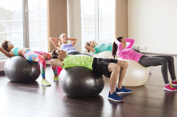 Oameni fericiţi abdominal muschii fitness sportiv pregătire Imagine de stoc © dolgachov