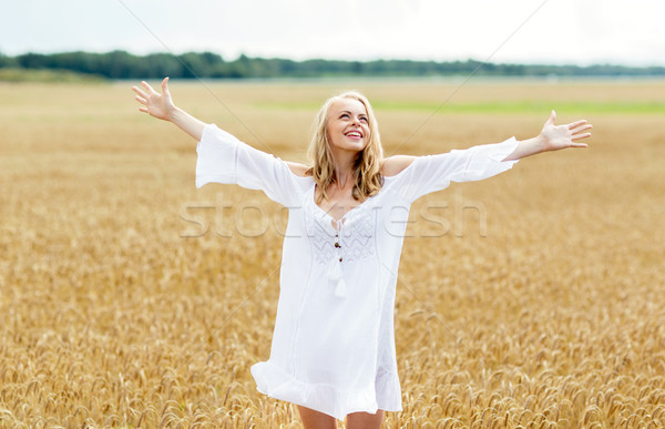 Lächelnd weißen Kleid Getreide Bereich Land Stock foto © dolgachov