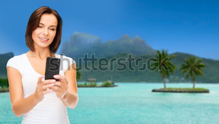 Jeune femme smartphone été Voyage technologie Photo stock © dolgachov