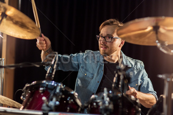 Stockfoto: Mannelijke · muzikant · spelen · drums · concert · muziek