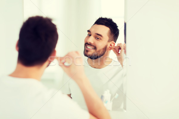 Man schoonmaken oor katoen badkamer schoonheid Stockfoto © dolgachov