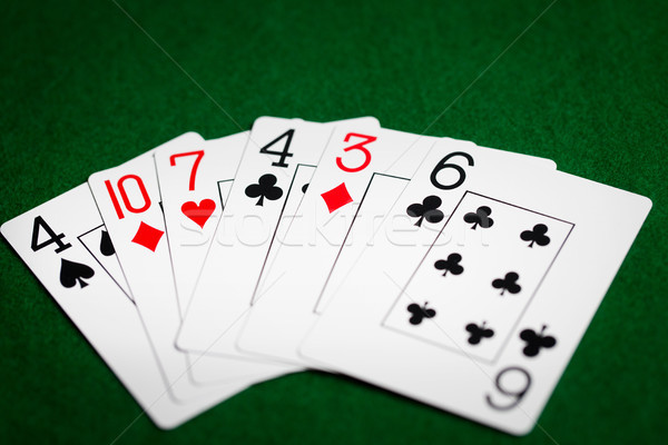 Poker Hand Spielkarten grünen Casino Tuch Stock foto © dolgachov