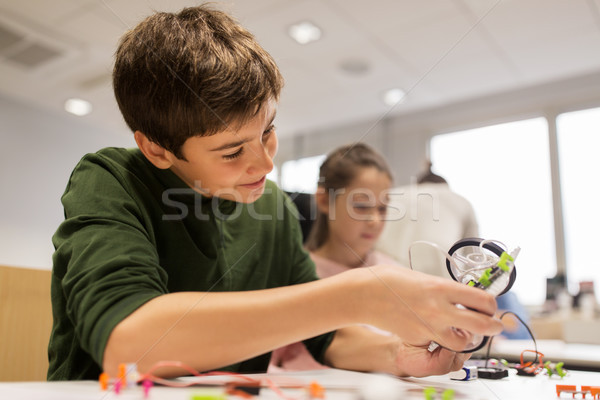 Feliz ninos edificio robot robótica escuela Foto stock © dolgachov