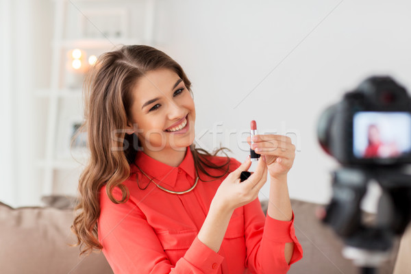 Femme rouge à lèvres caméra vidéo blogging technologie Photo stock © dolgachov