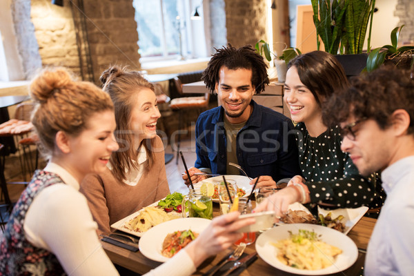 друзей смартфон еды ресторан отдыха продовольствие Сток-фото © dolgachov