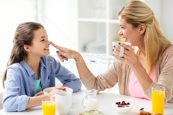 Zdjęcia stock: Szczęśliwą · rodzinę · śniadanie · domu · kuchnia · zdrowe · odżywianie · rodziny