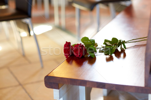 Rose rosse panchina funerale chiesa lutto rosa Foto d'archivio © dolgachov