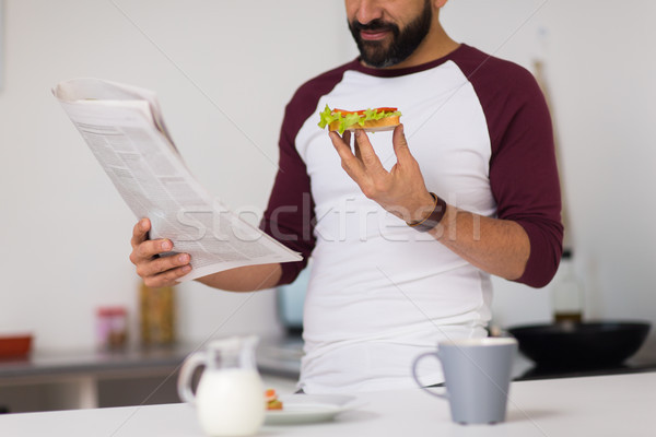 Сток-фото: человека · чтение · газета · еды · домой · кухне