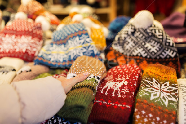 Nő vásárol gyapjú ujjatlan kesztyűk karácsony piac Stock fotó © dolgachov