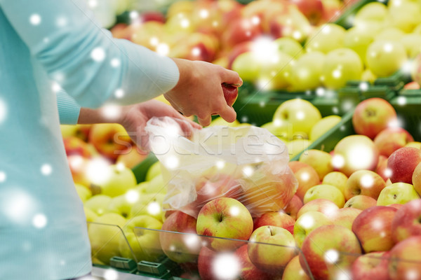 Frau Tasche kaufen Äpfel Lebensmittelgeschäft Verkauf Stock foto © dolgachov