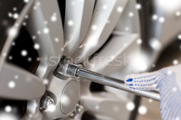Mechanik samochodowy śrubokręt samochodu opon usługi naprawy Zdjęcia stock © dolgachov