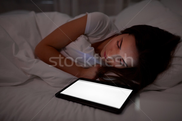 Kobieta snem bed noc technologii Zdjęcia stock © dolgachov