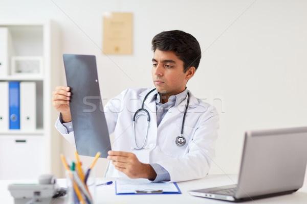 Foto stock: Médico · mirando · espina · Xray · escanear · clínica