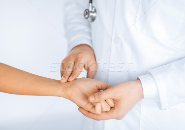 Arts patiënt hartslag vrouw Stockfoto © dolgachov