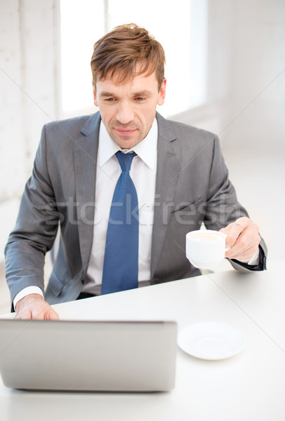 Glimlachend zakenman werken laptop computer technologie business Stockfoto © dolgachov