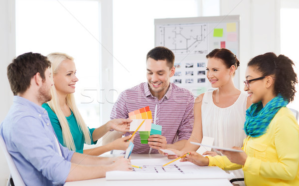 Foto stock: Sorridente · interior · trabalhando · escritório · tecnologia · educação