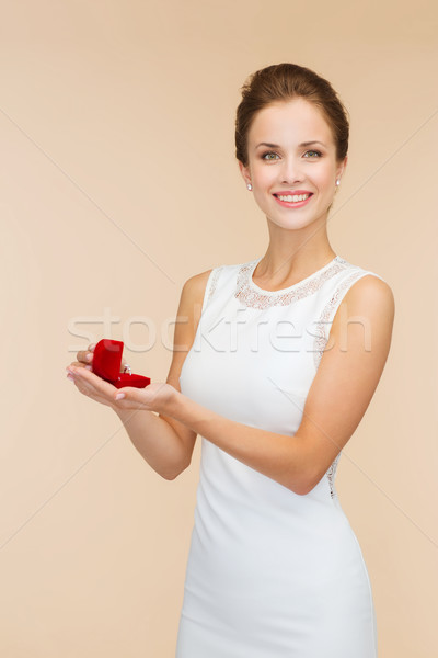 Zdjęcia stock: Uśmiechnięta · kobieta · czerwony · szkatułce · pierścień · ślub