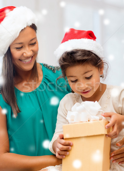 Szczęśliwy matka dziecko dziewczyna szkatułce christmas Zdjęcia stock © dolgachov