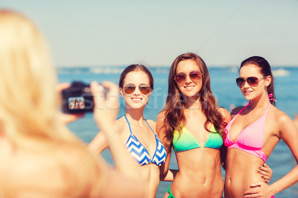 Foto d'archivio: Gruppo · sorridere · donne · spiaggia