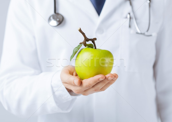 Mężczyzna lekarz zielone jabłko człowiek lekarza Zdjęcia stock © dolgachov