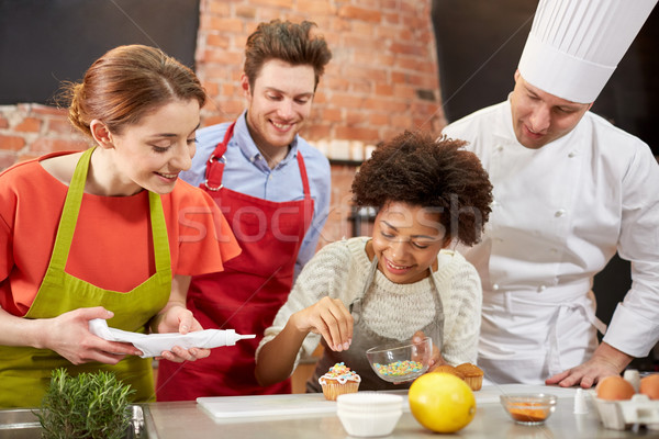 Gelukkig vrienden chef kok keuken Stockfoto © dolgachov
