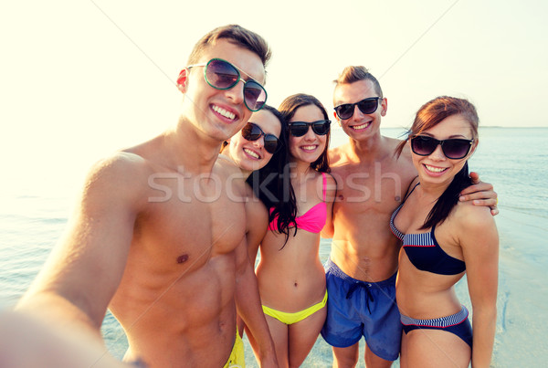 Stockfoto: Groep · glimlachend · vrienden · strand · vriendschap