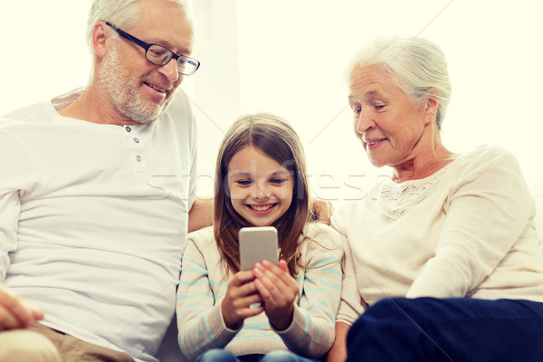 Glimlachend familie smartphone home generatie technologie Stockfoto © dolgachov