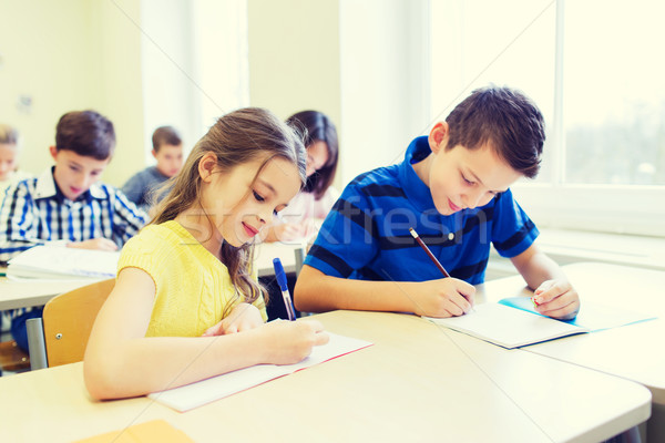 組 學校 孩子們 寫作 測試 課堂 商業照片 © dolgachov