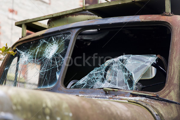 Oorlog vrachtwagen gebroken windscherm glas buitenshuis Stockfoto © dolgachov