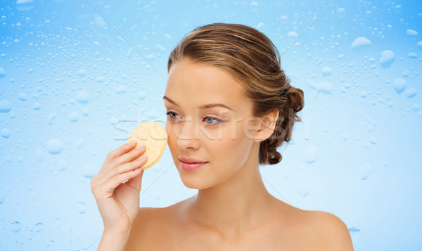 Jonge vrouw schoonmaken gezicht spons schoonheid mensen Stockfoto © dolgachov