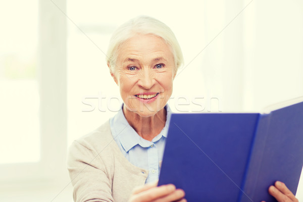 Сток-фото: счастливым · улыбаясь · старший · женщину · чтение · книга
