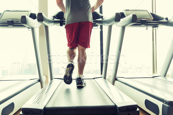 Foto stock: Masculina · piernas · ejecutando · noria · gimnasio