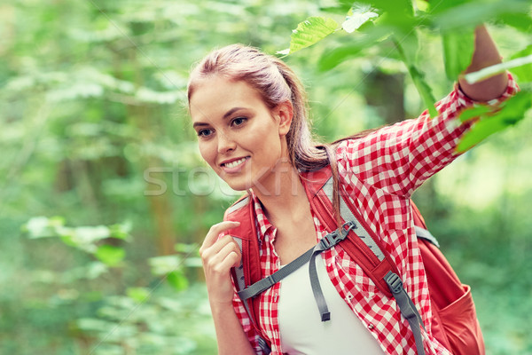 微笑 年輕女子 背包 徒步旅行 樹林 冒險 商業照片 © dolgachov