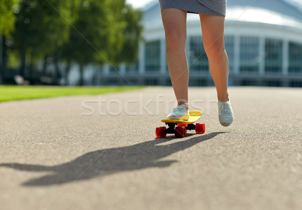 женщины ног верховая езда короткий скейтборде Сток-фото © dolgachov