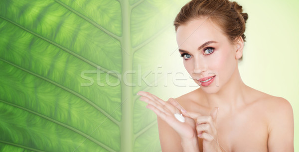 Boldog fiatal nő hidratáló krém kéz szépség Stock fotó © dolgachov