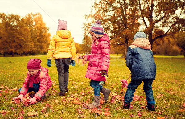 [[stock_photo]]: Groupe · enfants · laisse · automne · parc